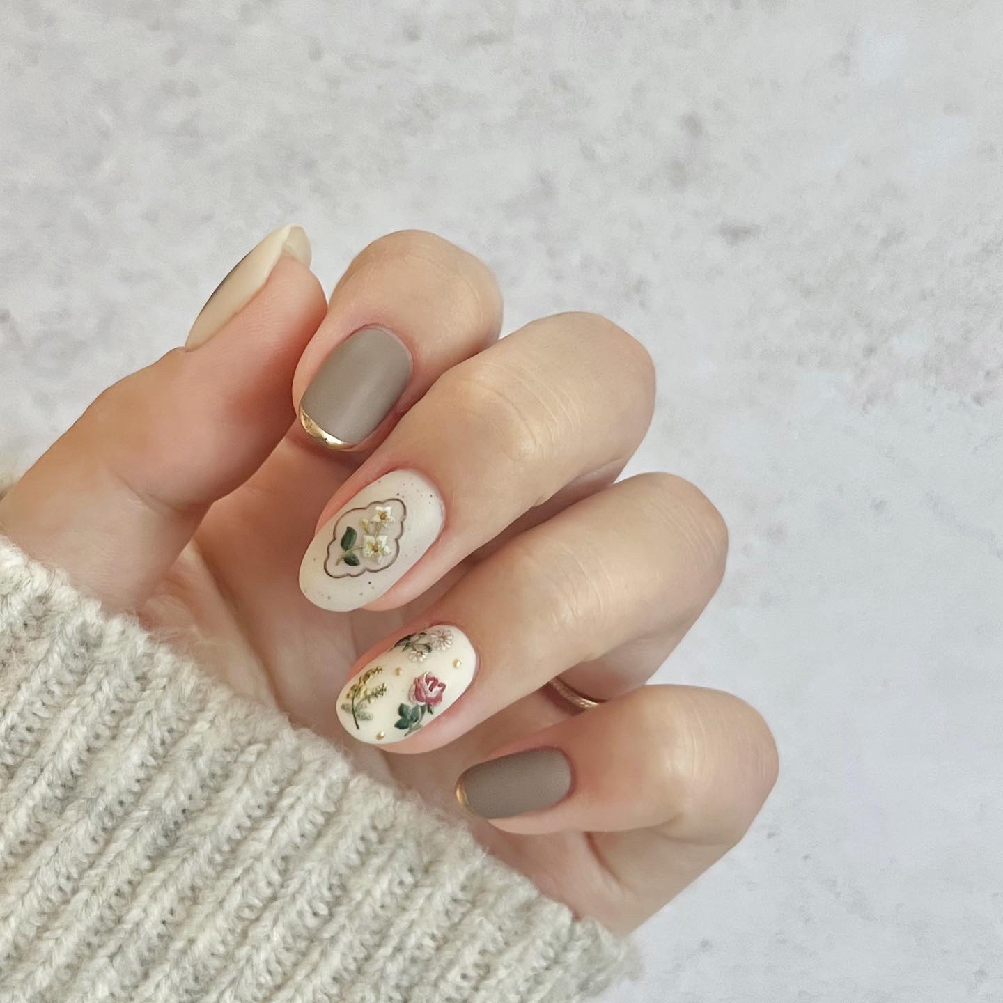 #セルフネイル,#セルフジェルネイル,#秋ネイル,#冬ネイル,#フラワーネイル,#花柄ネイル,#アンティークネイル,#ブラウンネイル,#ベージュネイル,#ナチュラルネイル,#シンプルネイル,#ボタニカルネイル,#マットネイル,#刺繍ネイルのネイルデザイン