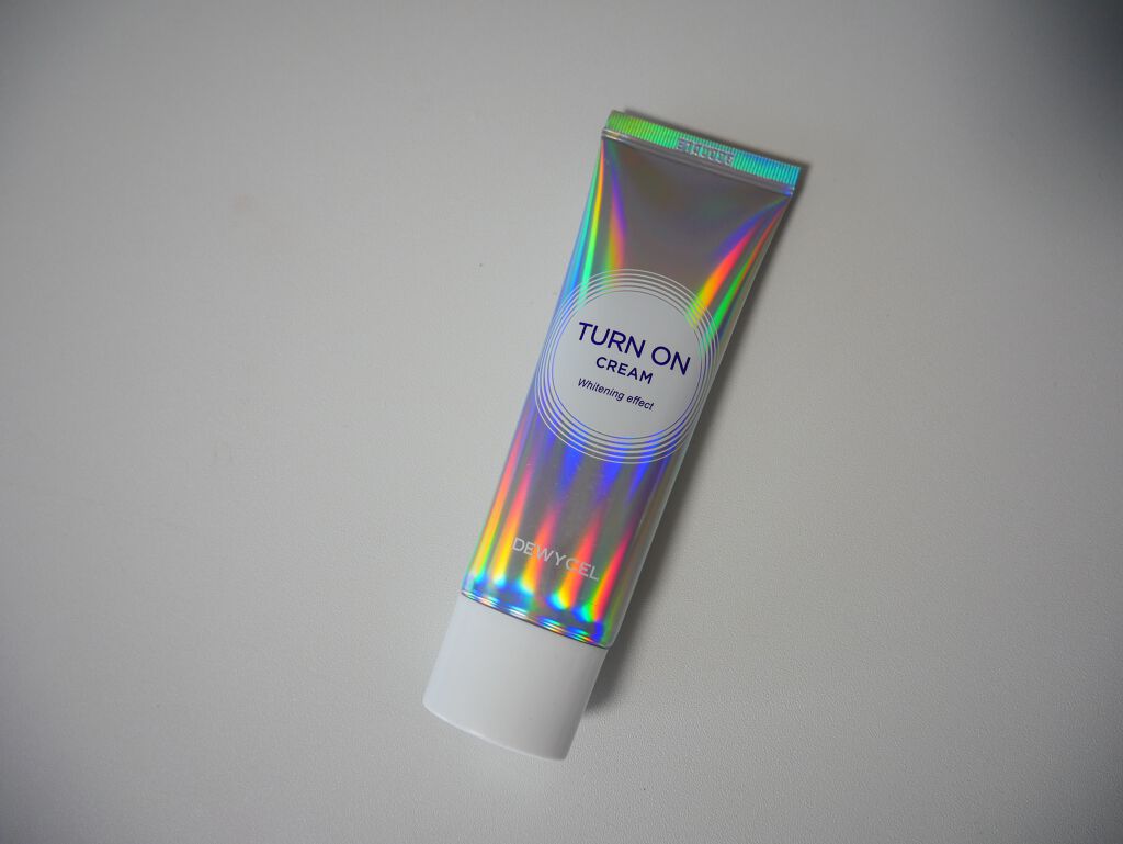 ＼カチッと肌に照明をつける？？／
⁡
公式の画像で書いてあったのが
目に引きました。
その理由は↓↓↓でご確認を😌
⁡
DEWY CEL
TURN ON CREAM
トーンオンクリーム
￥3,000(税込)←公式より
⁡
✨おすすめ🄿�