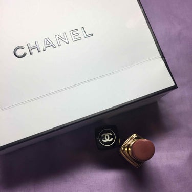 CHANEL ルージュココ シャイン 54 boy

色味はベージュだけどすごくシアーです。
私は濃いリップが好きなので、濃いリップの上から重ねてます！動画を見ての通りラメ感がすごく綺麗で、唇に乗せると