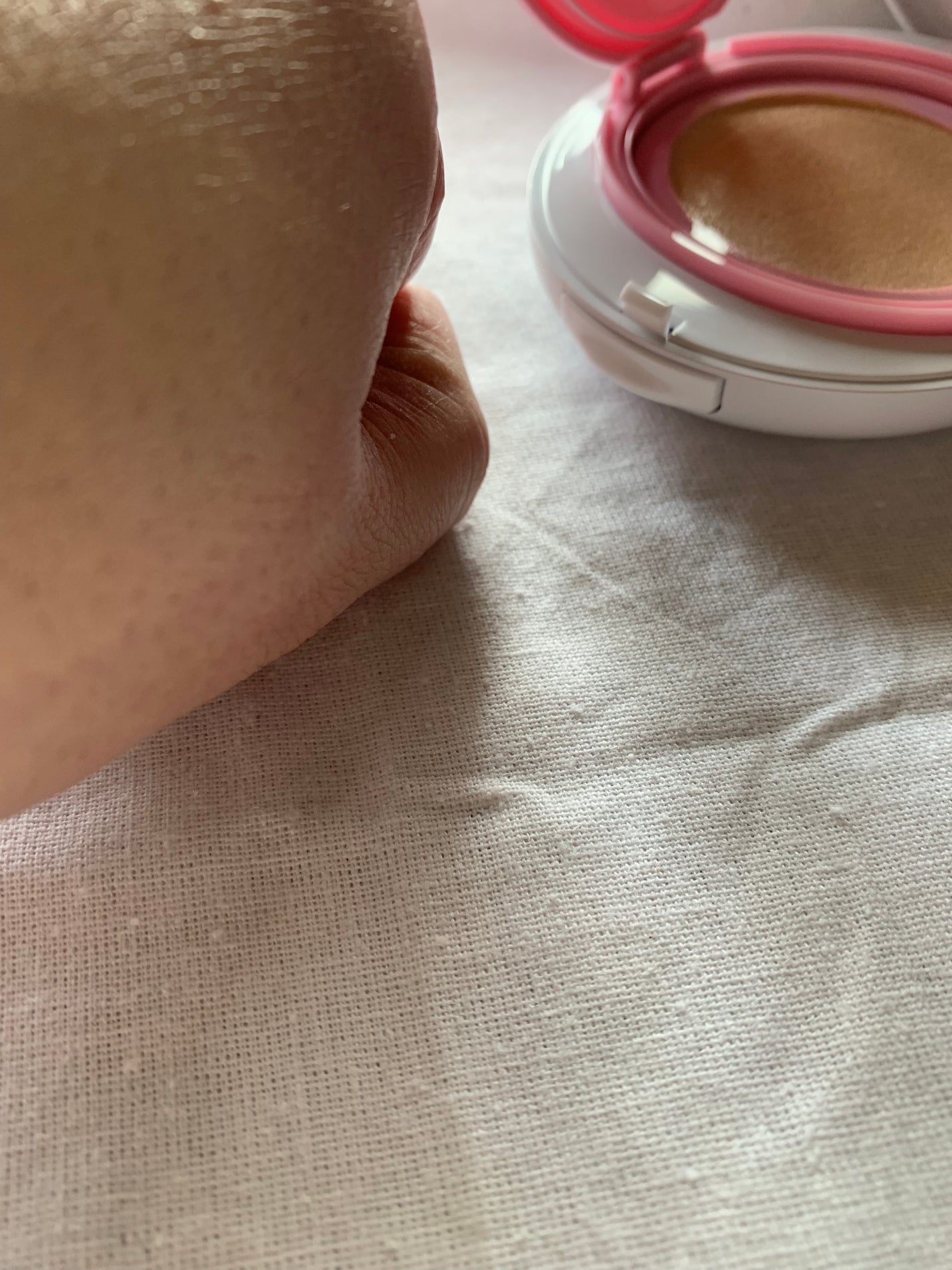 デューイーメッシュファンデーション/ASUNE /クッションファンデーションを使ったクチコミ(3枚目)