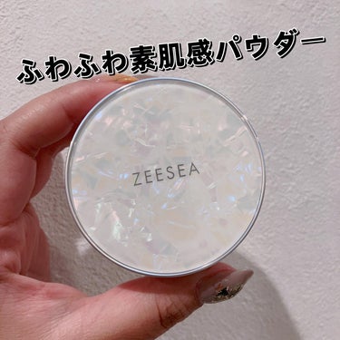 ☑︎ZEESEA 
「ゼロ」粉感皮脂コントロールルースパウダー

ふわっとナチュラル仕上がりなパウダー✨✨

ずっと気になっていたZEESEA ♡

今回ルースパウダーを使用しました👏

シェルパッケージできらきら可愛い🥰❤️❤️

J02抜け感ベージュ「マット」を使用しています😊

こちらの特長は

☑︎自然なマット肌メイク　　　　　　　　　　　　　　　　　　　　　　　
☑︎くすみを改善、色ムラ補正
☑︎超微粒子粉質、煙のように軽い 
☑︎毛穴を隠す、微かなカバー力
☑︎化粧が長持ちする　　　　　　　　　　　　　　　　 
☑︎マスクに付きにくい

という点👏‼️

とにかく細かいさらさらのパウダーです♡

リキッドファンデの後に使用していますが粉感がなくて自然な仕上がり！

粉質がないけどしっかりパウダーでカバーされているのでさらさらでマスクにつきにくい！

毛穴はふんわりぼかしてくれるので休日メイクは日焼け止めとこちらのパウダーで仕上げてもいい感じ🙆‍♀️！

ほどよい保湿感もあって朝の肌感をキープしてくれる様なアイテムです😊

持ち運びしやすいサイズ感なのでメイク直しにもおすすめです🥰❤️

ほかにもピンクカラーやオイルコントロールタイプなどもあります🙋‍♀️

パッケージが可愛くてほかのアイテムもゲットしたくなりました🥰❤️

#ZEESEA
#ルースパウダー 
#抜け感メイクの画像 その0