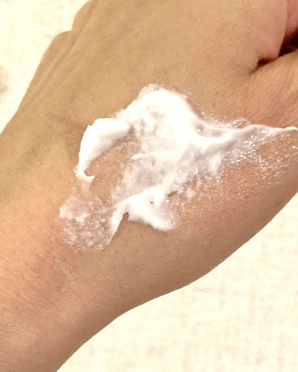 azzurra7 on LIPS 「シアバター配合で、しっとりするのにベタつかないので、デスクワー..」(2枚目)