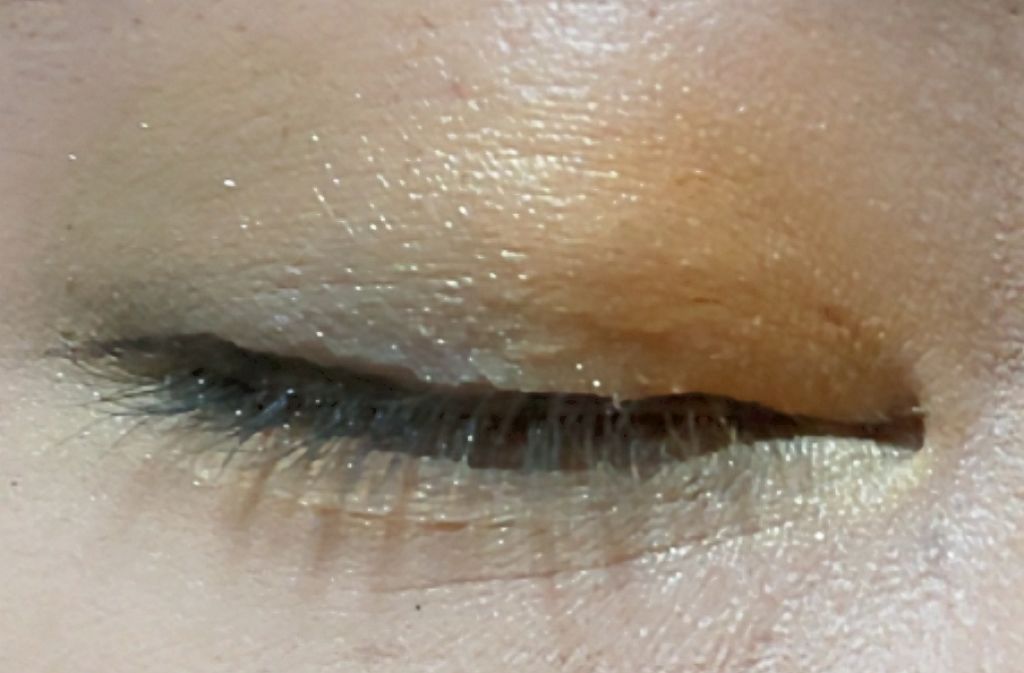 THE BODY SHOP シマーキューブのクチコミ「今日のアイメイク(^^♪フォローさん方からリクエストがあったので、ザ·ボディショップの廃盤にな.....」（2枚目）