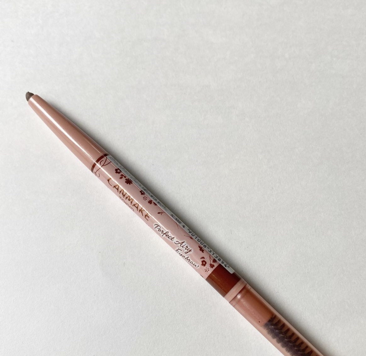 ♛
パーフェクトエアリーアイブロウ／キャンメイク
♛
No.02 ナチュラルブラウン
ペンシルの太さが太すぎず細すぎずで
書きやすいです😇 反対にはブラシも付いているので
ポーチの中がかさばらなくて良いです🙆‍♀️
♛
色味も発色もペン