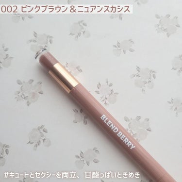 🍎BLEND BERRY
ニュアンスオン 3Dアイブロウ🍎
 

 ＼異なる質感をブレンドして立体眉へ！／
0.8g / 1540円
リキッド×パウダーで立体感！
ニュアンスオンでおしゃ眉❤️
 

⁡【⁡002 ピンクブラウン&ニュアンスカシス】⁡⁡
キュートとセクシーを両立
甘酸っぱいときめきニュアンスカシス
 

暗髪にもハイトーンカラーにも、髪色に合わせなくても馴染んでおしゃれ眉が完成😍
 

リキッドとパウダーが一緒になってる珍しいアイブロウ！
リキッドは細い線も描きやすいから眉を1本1本描いたりできる！
パウダーの方でぼかして柔らかく💗
 

今までのBLEND BERRYの投稿は
⁡#blendberry_ringo で見てね❣️
 

---------------------------------- 

いいね、コメント フォロー、保存いただけると嬉しいです☺

----------------------------------
 
 
#BLENDBERRY #ブレンドベリー #BLENDBERRYアンバサダー #メイク #メイク好きな人と繋がりたい #コスメ #コスメ紹介 #美容 #プチプラコスメ #ニュアンスオン3Dアイブロウ #新商品 #新発売 #アイブロウの画像 その1