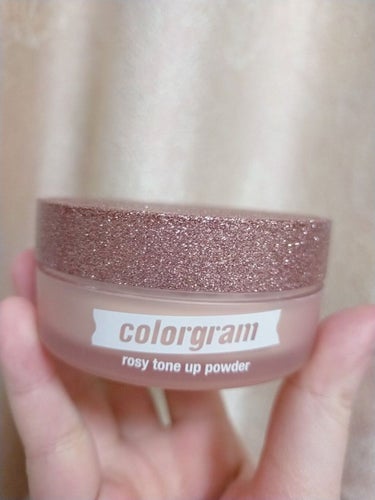 Colorgram rosy tone up powderです。

女神降臨の福袋に入っていたルースパウダーです。
10g入ってます。
薄いピンク色していて、ほんのりバラの香りがしますが、塗れば気にならないです。

内蓋にパフを置けて、ネットが付いてます。

ボンッと塗っても、固まる事なく溶けるように馴染みます。

粉の粒子、気にしたことなかったんですが…粒子細かい方なのかな？？
ほんのりトーンアップして、少しつやんとします。乾燥はしないです。
innisfreeみたいにサラサラ系ではないです。

動画で内蓋取ったのは、洗いました。

ファンデとかトーンアップクリーム塗った後に、パフつけて塗ると、ネットが固まるというか…
数回使ったらネット側が目詰まりして出てこなくなり…パフと共に洗いました。

揚げ物する時の、卵とパン粉の関係みたいな感じ？笑

がっちりハマってたから取るものではないのかもしれないですが😅…

ほんのりピンク色なので血色感がほしい方や、粉が少ししっとり系だから冬におすすめかなと思います😇✨


#Colorgram
#colorgramrosytoneuppowder
#トーンアップ　#パウダー
 #マシュマロ肌の作り方 の画像 その0