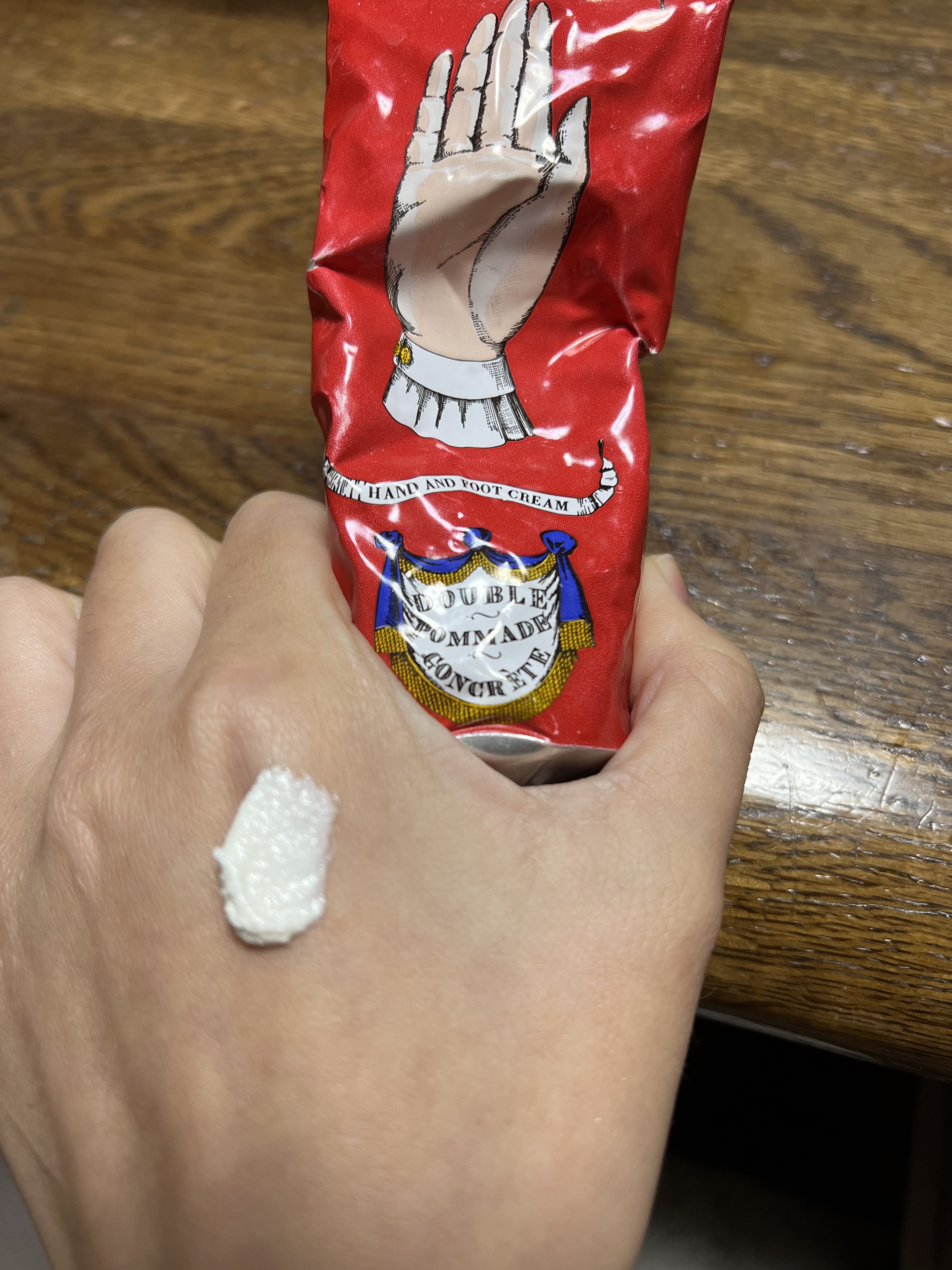 ドゥーブル・ポマード・コンクレット/オフィシーヌ・ユニヴェルセル・ビュリー/ハンドクリームを使ったクチコミ（3枚目）