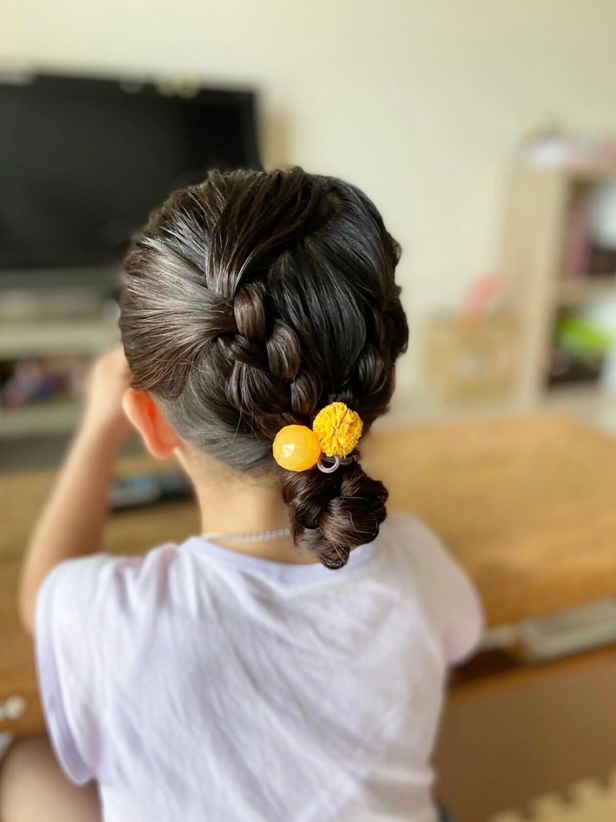 Yuki on LIPS 「4歳娘のヘアアレンジ♡三つ編みだけで出来るお団子アレンジです👧..」(4枚目)