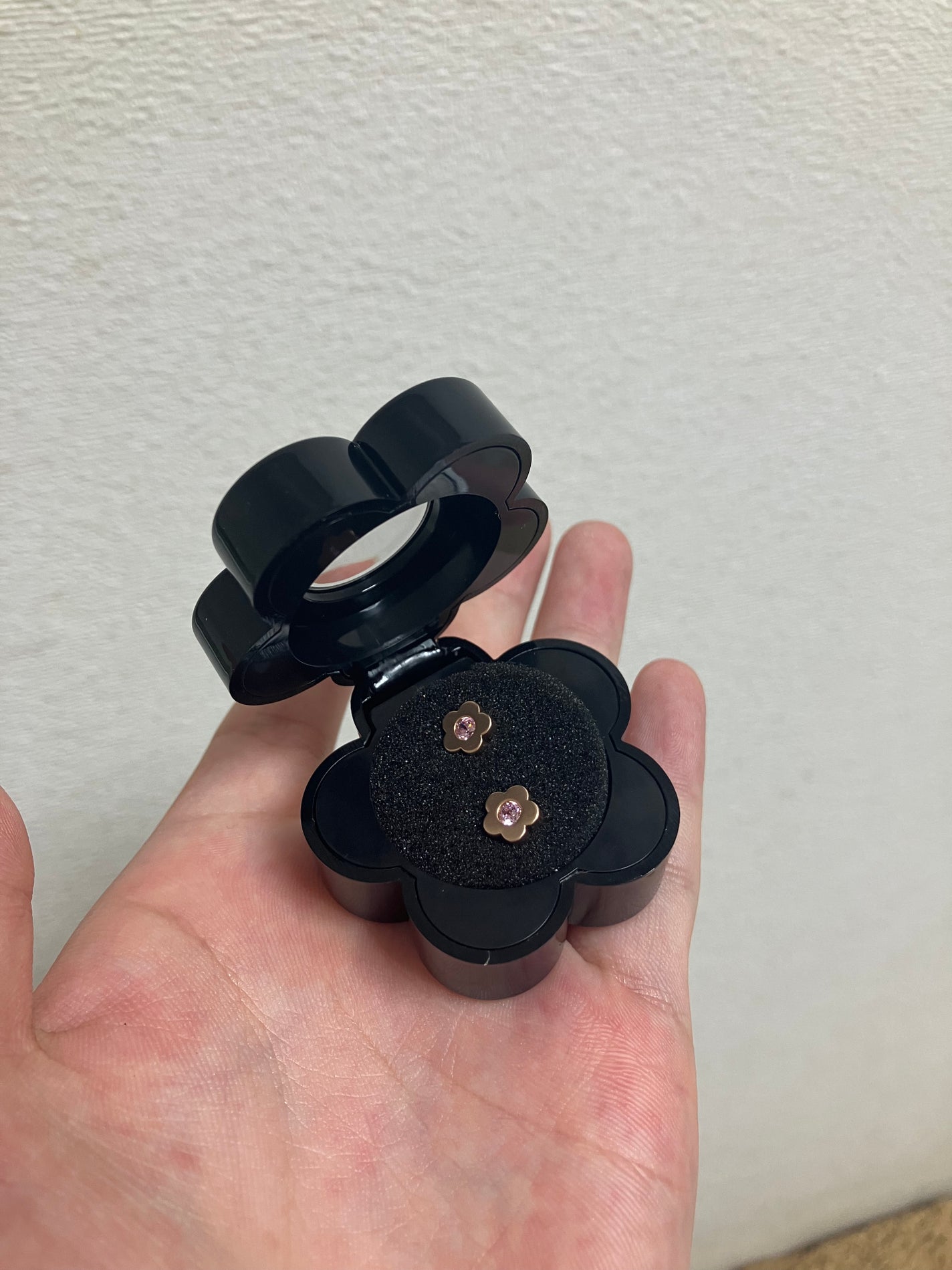 有益情報お届け on LIPS 「プレゼントにぴったりなマリークワントのピアス💕まず、ケースがと..」(2枚目)