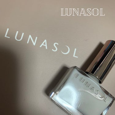 LUNASOLネイルポリッシュ09Day Dreamです🥺

宇垣アナや田中みなみアナも推してる話題のネイルです！
私は1ヶ月待ちで買えました🥺

透け感のある白でとてもかわいいです！
一度塗りでナチュ