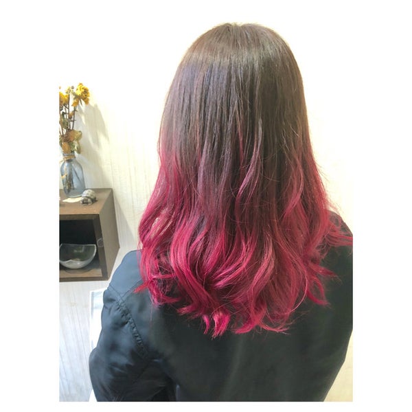 グラデーションヘアの女性