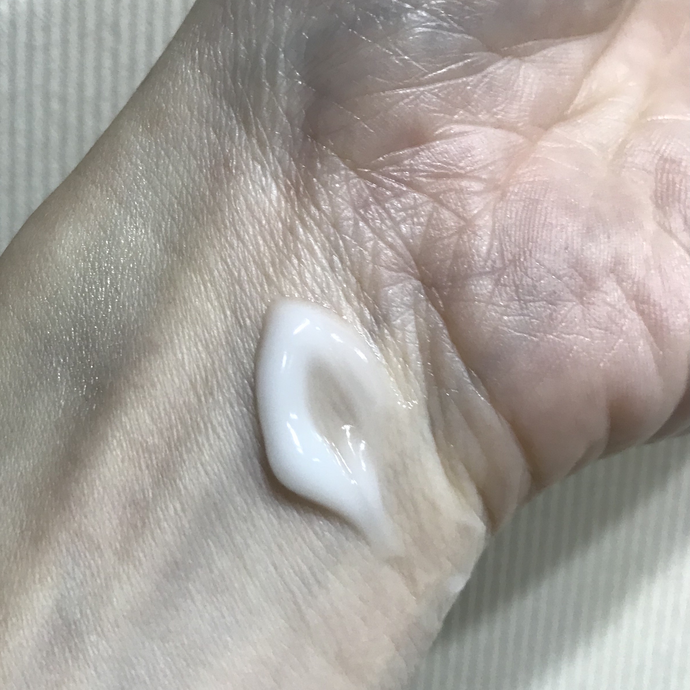 乾燥さん 薬用しっとりクリーム 【医薬部外品】/乾燥さん/フェイスクリームを使ったクチコミ（3枚目）