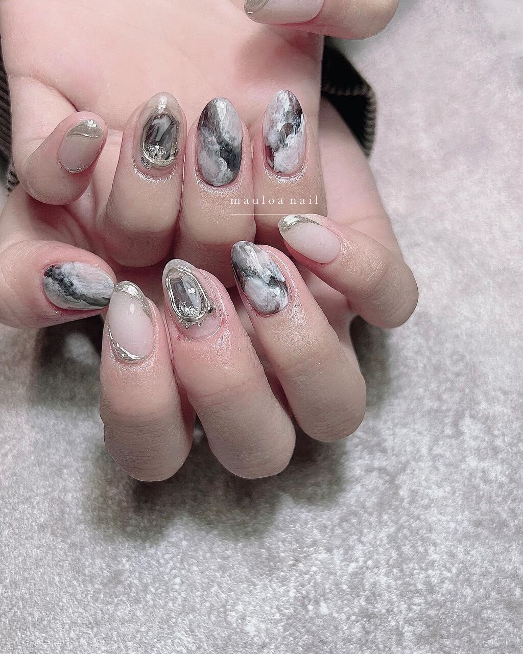 #大理石ネイル,#ネイル,#アートネイル,#秋ネイル,#ミラーアートネイル,#アニマルネイル,#成人式ネイル,#ジュエリーネイル,#ミラーネイル,#手書きアートネイル,#ハートネイル,#パーツネイル,#月ネイル,#シルバーアクセネイル,#冬ネイル,#天王寺ネイルのネイルデザイン