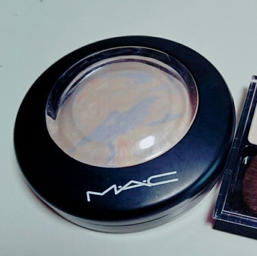 MAC ミネラライズスキンフィニッシュ
ライトスカペード

今はもう手元にないので写真これしか
ありません…😢
ハイライトと言えば！って商品ですよね
結論から言いますと私は好みではありません

黄色、ブ