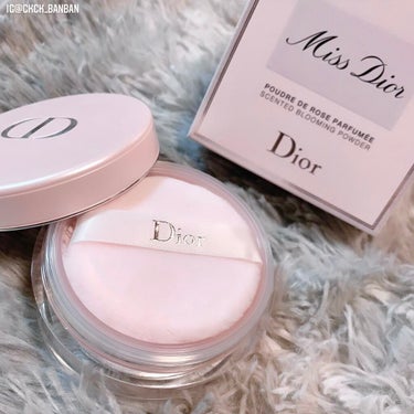 💖Diorでキラキラボディケア💖

友人からプレゼントでもらってお気に入りの🥺💕
ミス ディオール ブルーミング ボディ パウダー

まずピンクが可愛いですよね🥺
容器もパフもパウダーも淡いピンク💕

