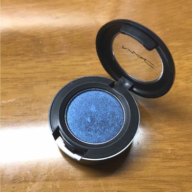 MAC スモールアイシャドウ
色はフラッシュトラックです💙

色味は動画をご覧ください。
左が2度塗りで、右が4度塗りです。


◎良いところ◎
・光が当たった時のなんとも言えない綺麗さ✨✨
・青と紫の