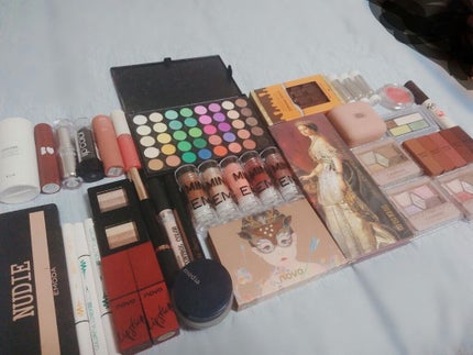 みみ on LIPS 「目や口が通常の5倍はないと使い切れないコスメの量に驚くと思うの..」(1枚目)