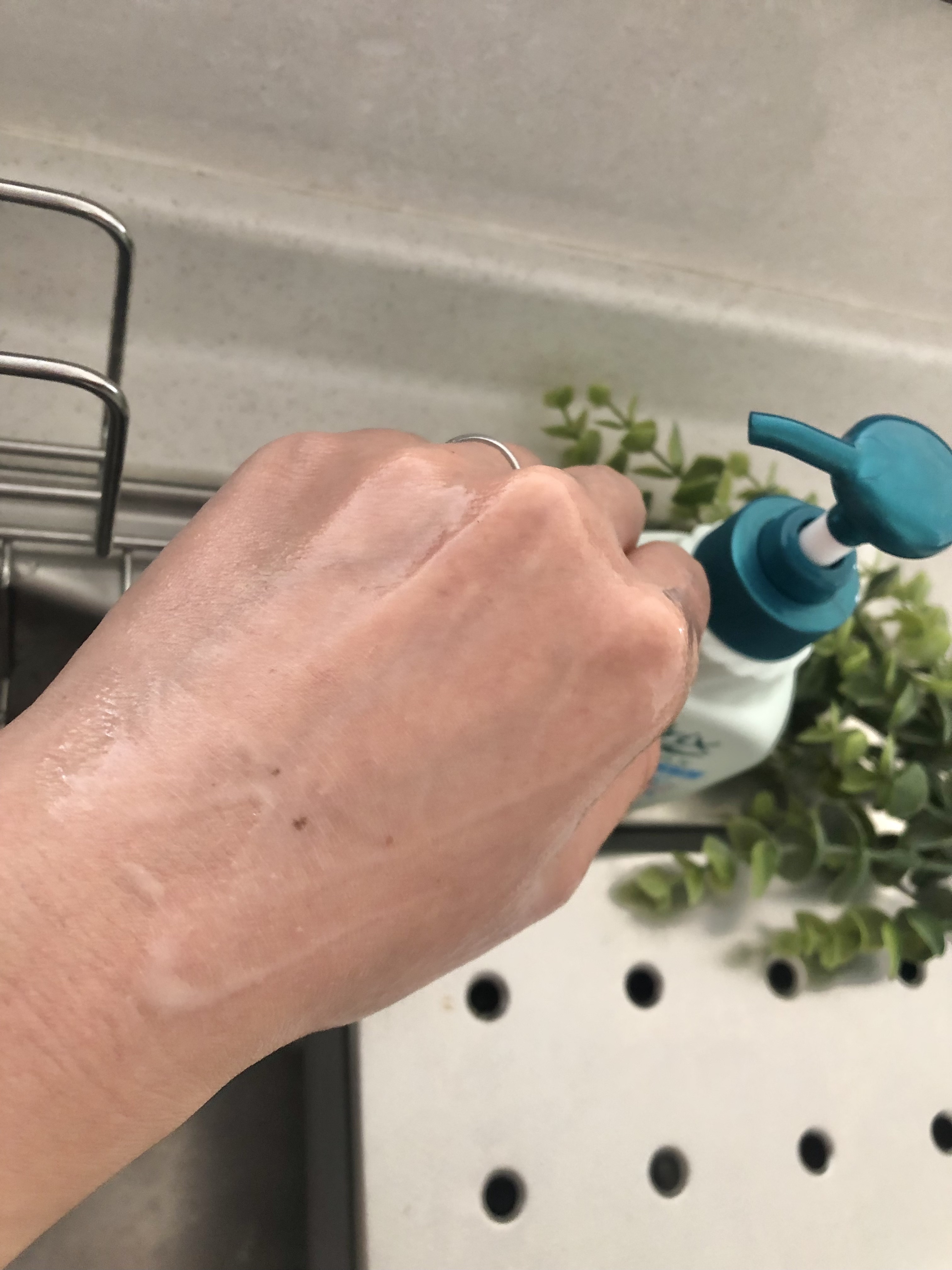 ハンドミルク 本体 200ml/アトリックス/ハンドクリームを使ったクチコミ（3枚目）