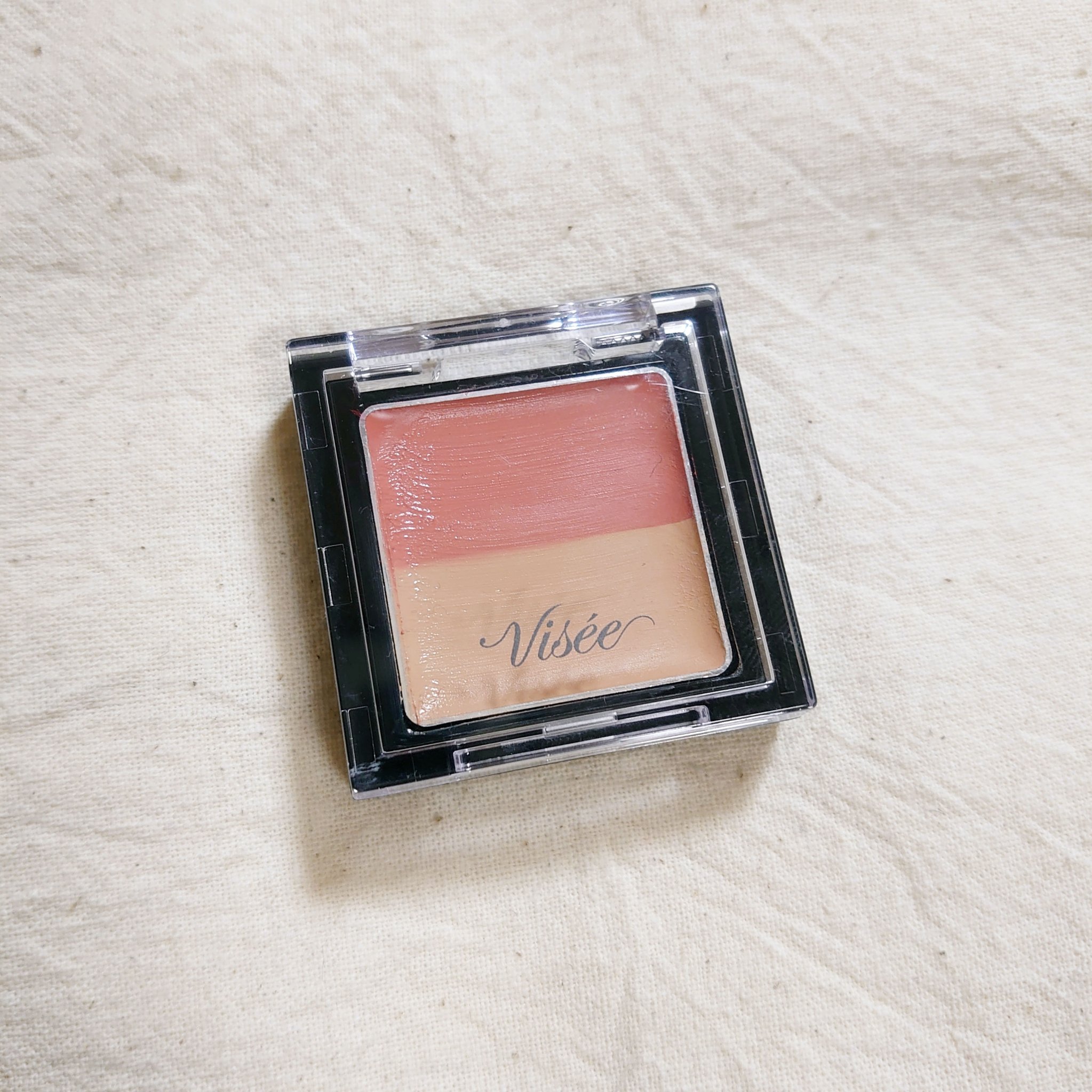 Visée ヴィセ
リシェ レッドトリック アイコンシーラー

クマ隠しに最適
茶クマと青クマの混合で絶望的だったけどオレンジ塗った上からベージュ重ねたらクマなくなりました！
伸びが良くてヨレないし乾燥しない
