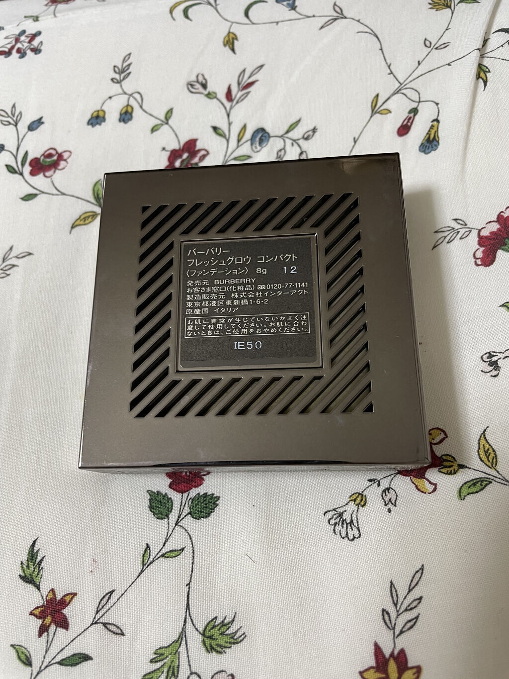 Burberry Beauty カシミアコンパクトのクチコミ「BURBERRY　カシミアコンパクト　ochrenude

BURBERRYなので価格はお高め.....」（2枚目）