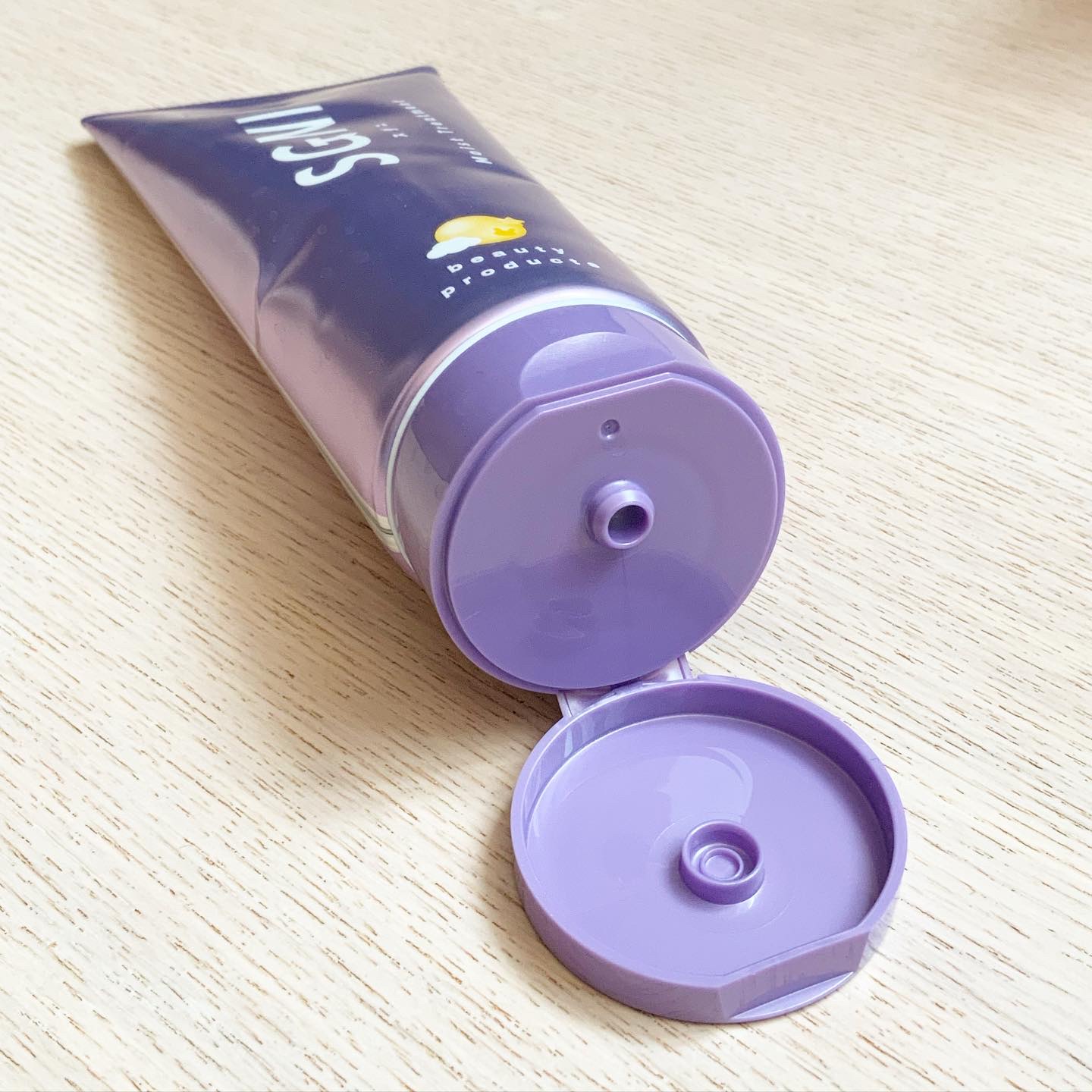 SGNI スグニ モイストトリートメントのクチコミ「
ほんのりと青みを帯びたメタリックピンクの大人可愛いパッケージ。
チューブ型で自立するので、
.....」（2枚目）