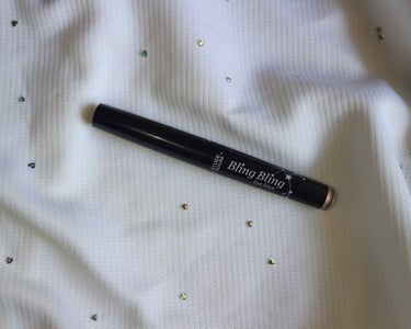            ~~ Bling Bling Eye Stick~~



¥550


ペンシル型のアイシャドウになっています^ ^


私はいつも涙袋に使っています
とてもキラキラしていて涙袋