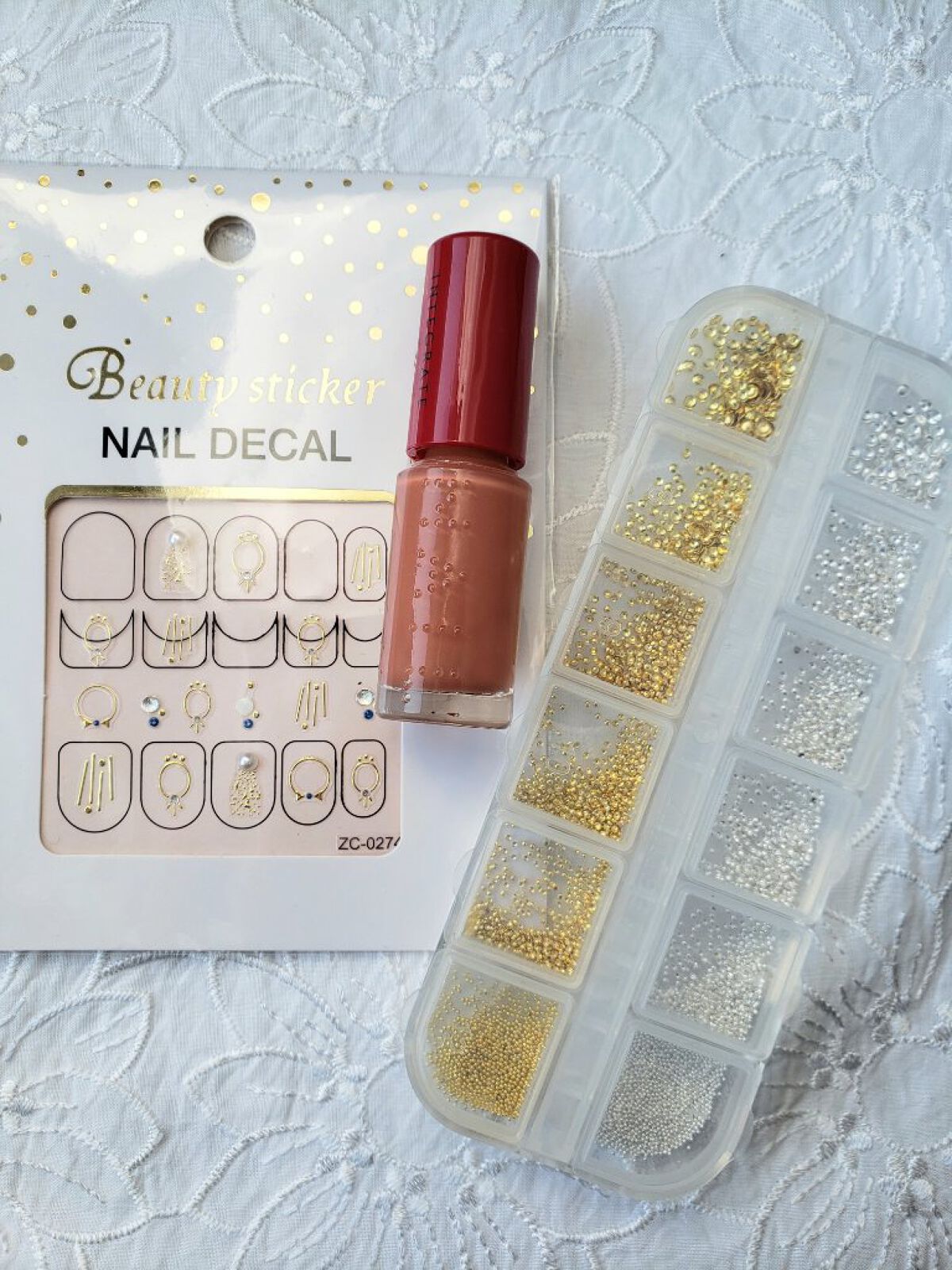 土木系おねいさん on LIPS 「今日のネイル♪ベタ塗りしてシールとパーツを貼っただけのシンプル..」(4枚目)