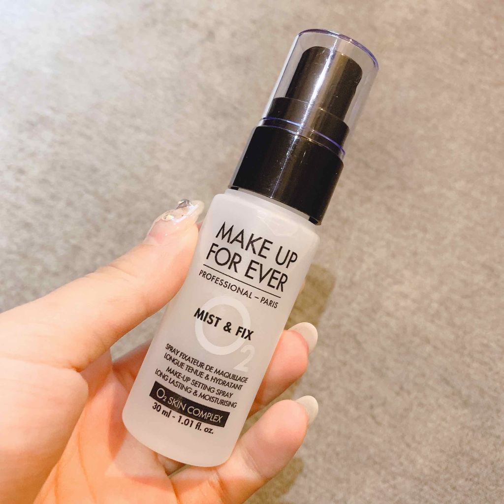 メイクアップフォーエバーのミスト&フィックス
台湾に行った時に雨がすごかったり湿度がすごかったりで顔面崩壊不可避だったのですが、
これを吹きかけたら雨を顔面に浴びても夜までほとんどお直しなしでも大丈夫だった！！！

保湿ローションミストと書