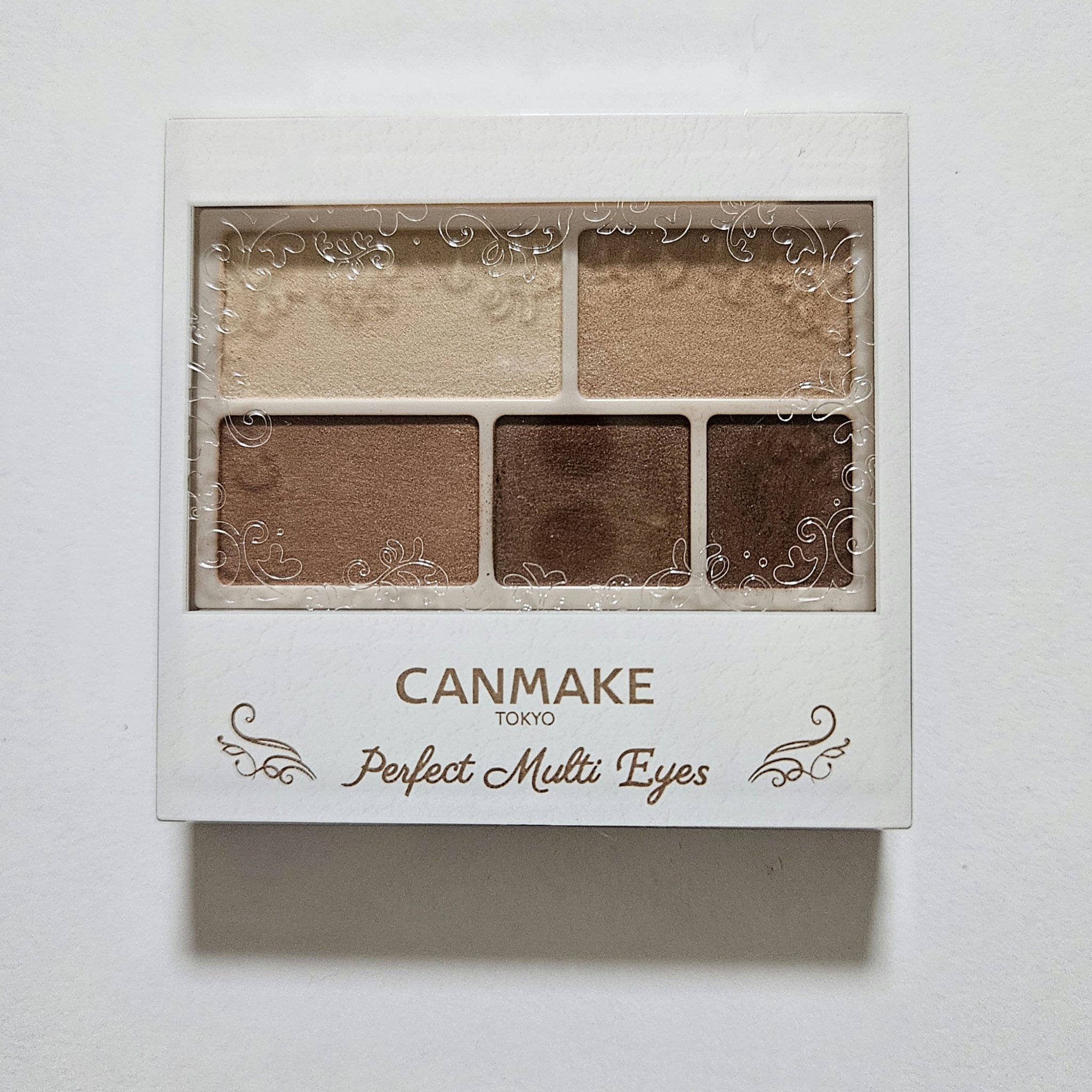 キャンメイク パーフェクトマルチアイズ
05 アーモンドモカ

このパレット１つでアイメイクが完成!

ベース、メイン、アクセント、アイブロウ、
アイライナーそしてアイシャドウ
マルチに使えるパレットで持ち運びにも
すごく便利だと思いました