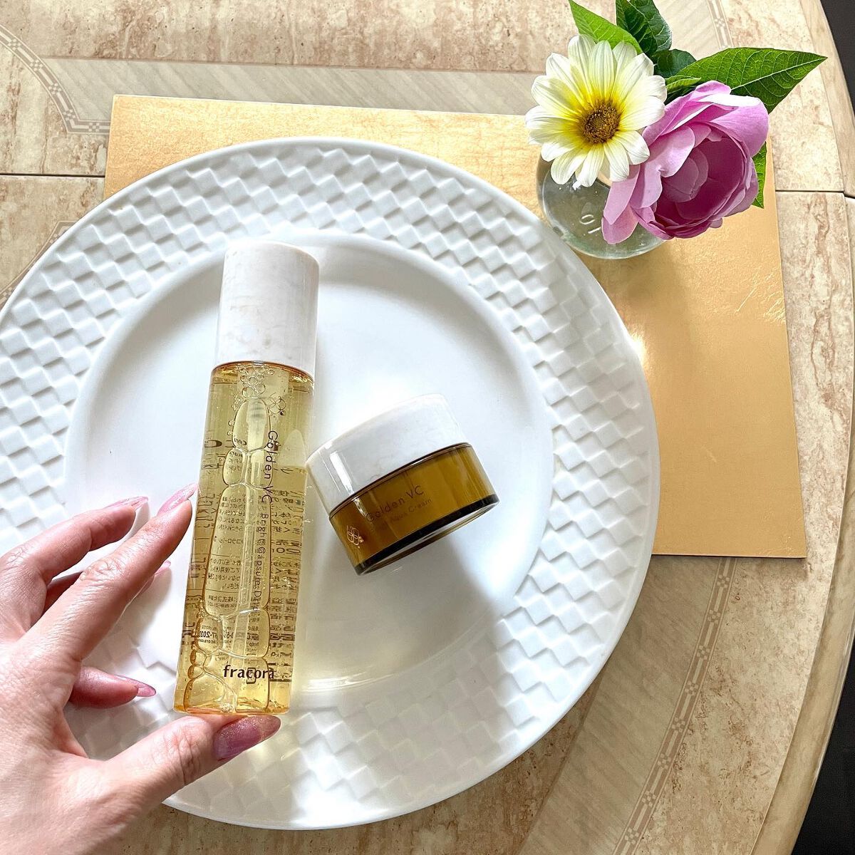 Shiho Arai on LIPS 「・・4/25発売 fracora『ゴールデンVCブライトスキン..」(1枚目)