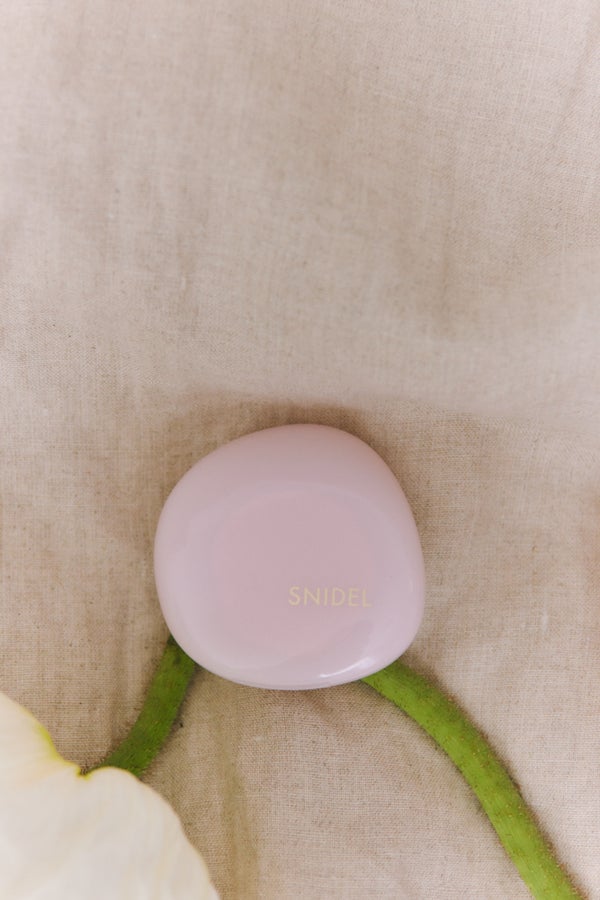 SNIDEL BEAUTYからブランド初の香水、美肌印象を叶えるシルキーなパウダーチークが登場!の画像
