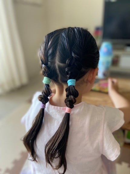 Yuki on LIPS 「4歳娘のヘアアレンジ♡簡単三つ編みアレンジです👧🏻✨最近日差し..」(4枚目)