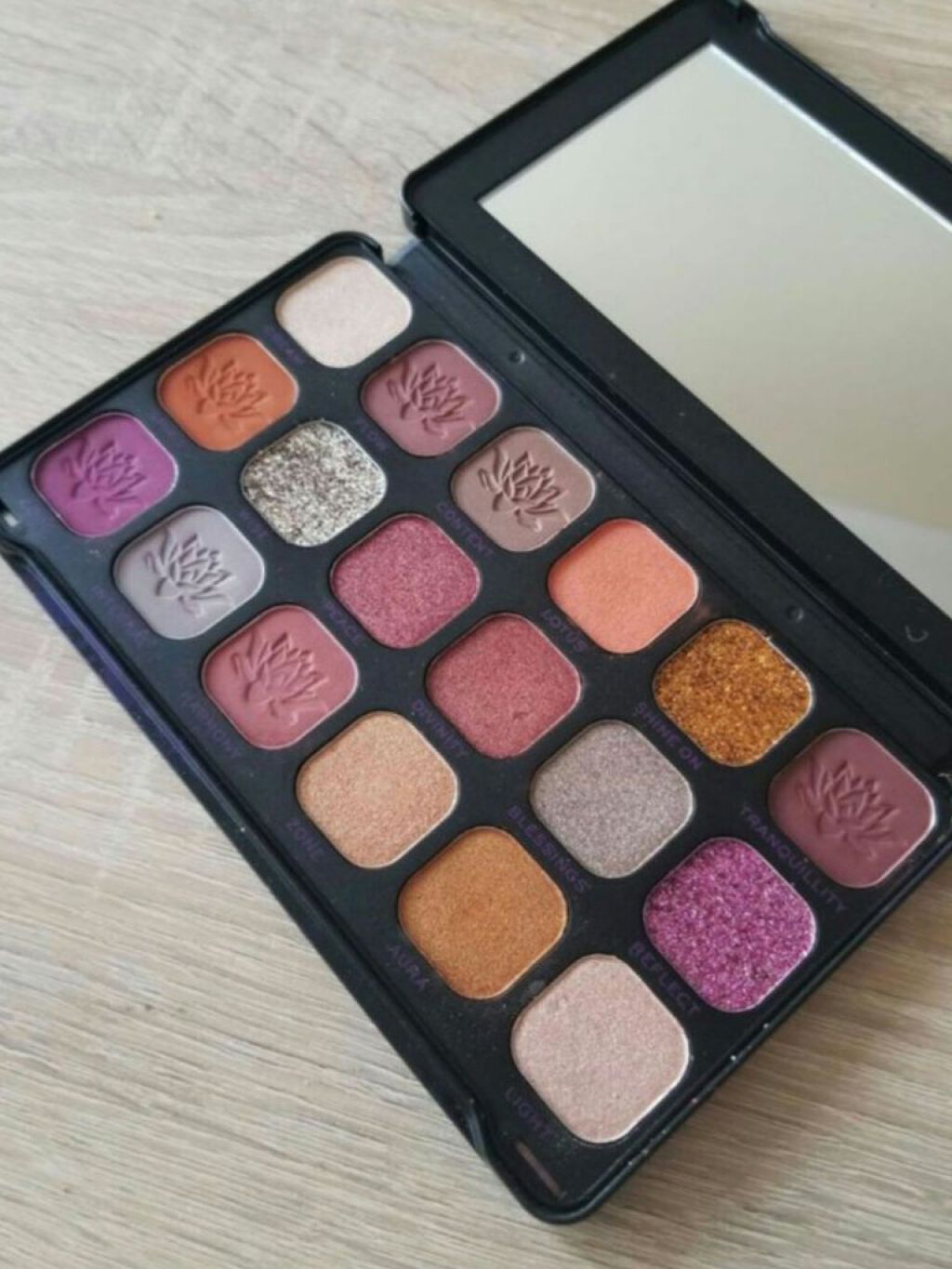 Forever Flawless Spirituality Namaste/MAKEUP REVOLUTION/アイシャドウパレットを使ったクチコミ(2枚目)