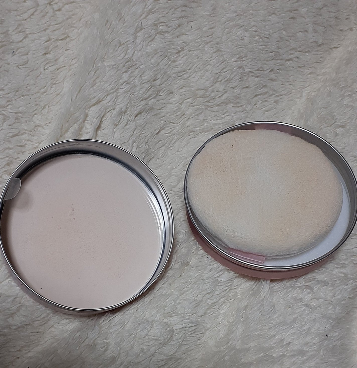 すっぴんパウダーC パステルローズの香り/クラブ/プレストパウダーを使ったクチコミ(2枚目)