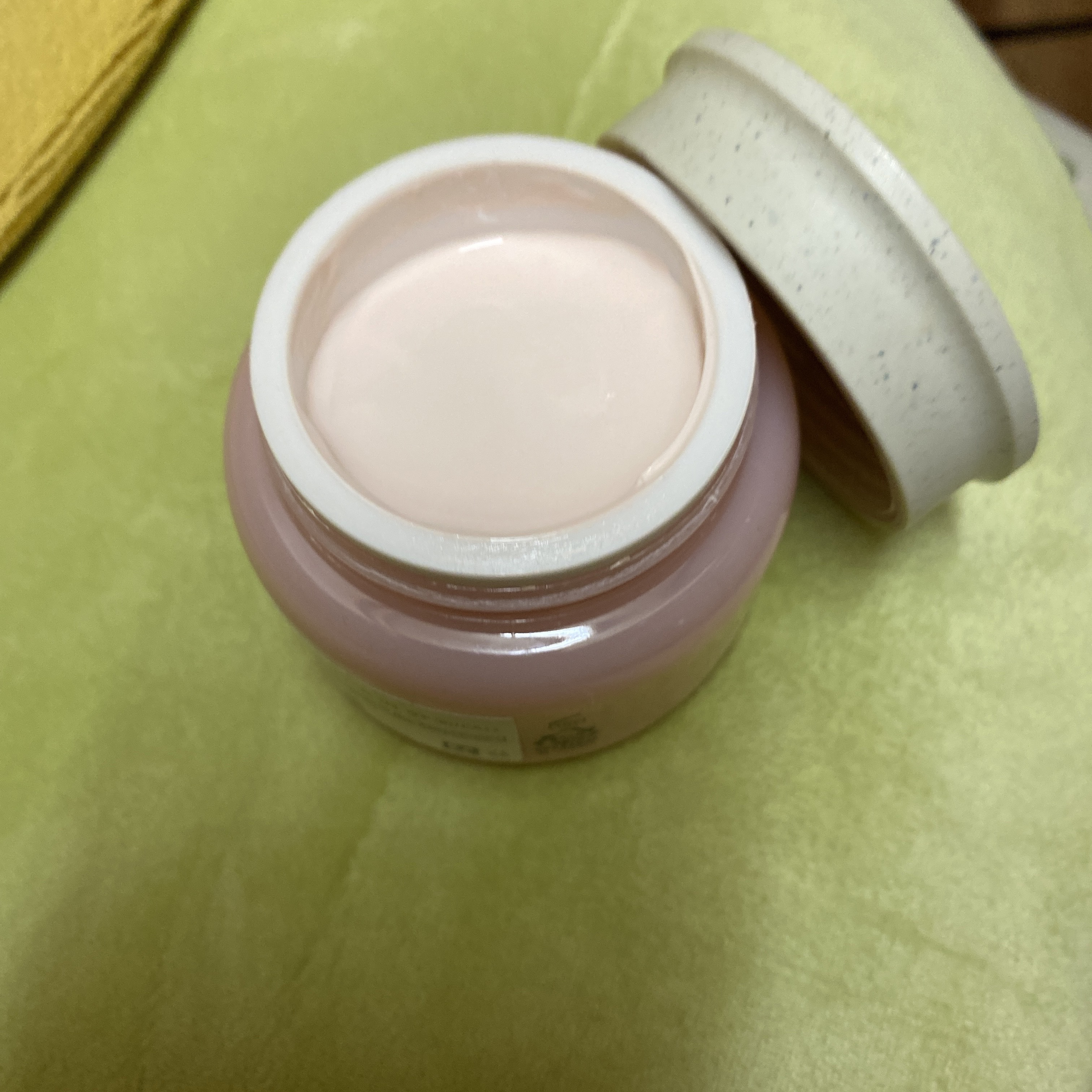 チェジュ チェリーブロッサム トーンアップクリーム/innisfree/化粧下地を使ったクチコミ（3枚目）