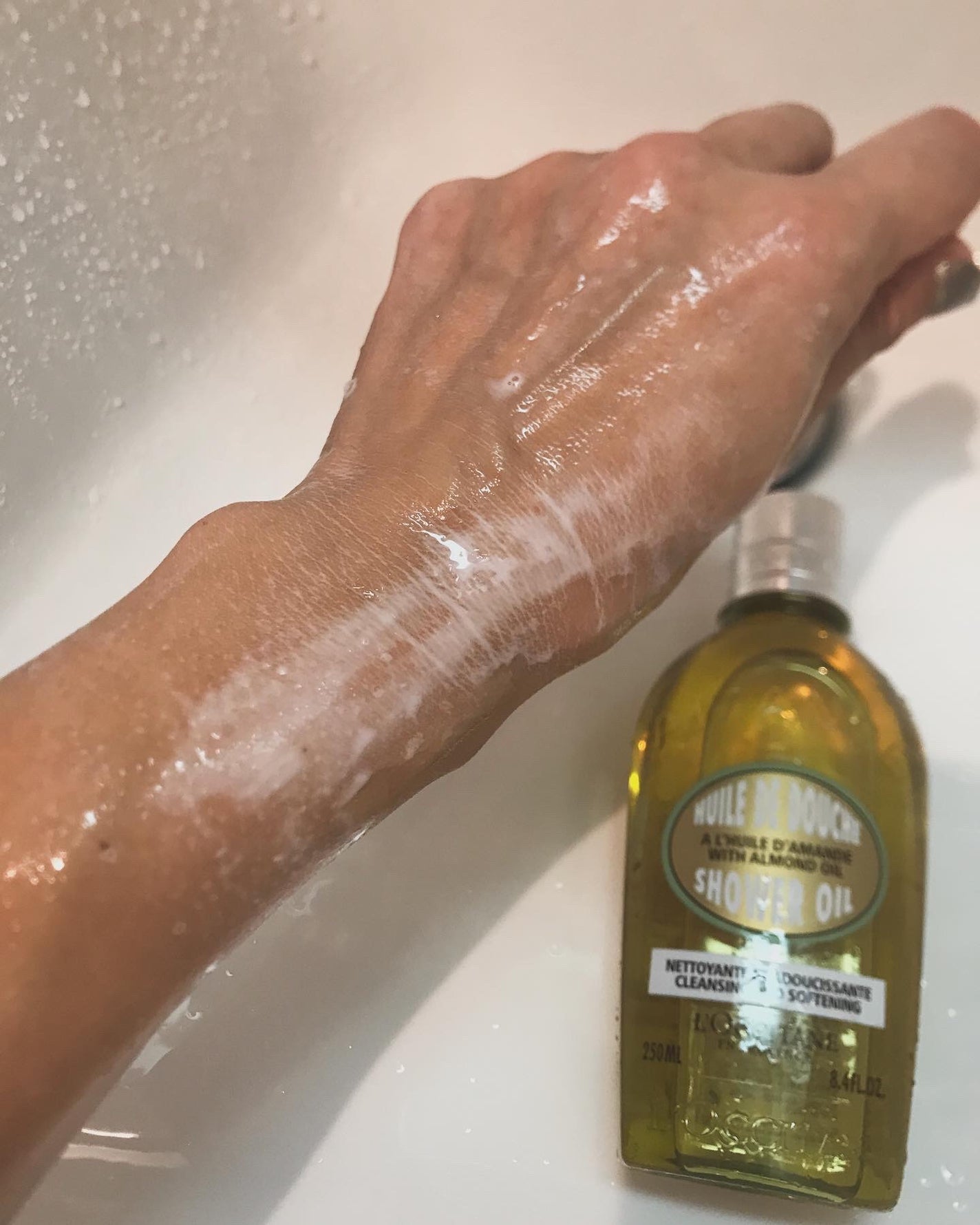 アーモンド モイスチャライジングシャワーオイル/L'OCCITANE/ボディソープを使ったクチコミ(4枚目)