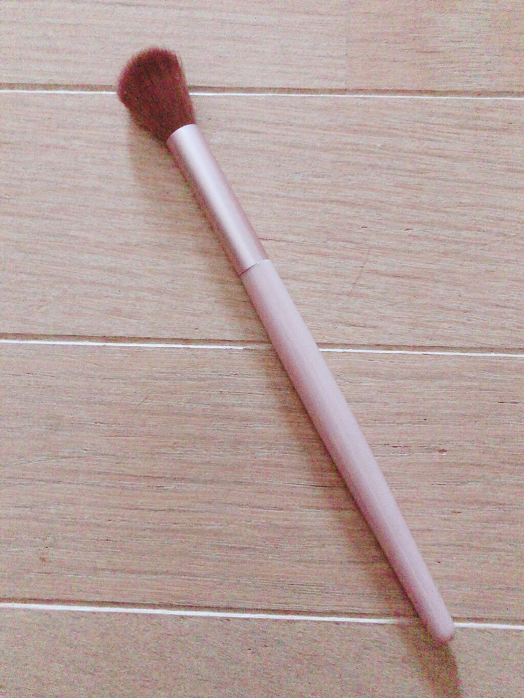 セリア シャドウブラシのクチコミ「大きめのブレンディングブラシは
毛の量がたっぷりで広範囲に
塗れるので、時短になりますし
アイ.....」（2枚目）