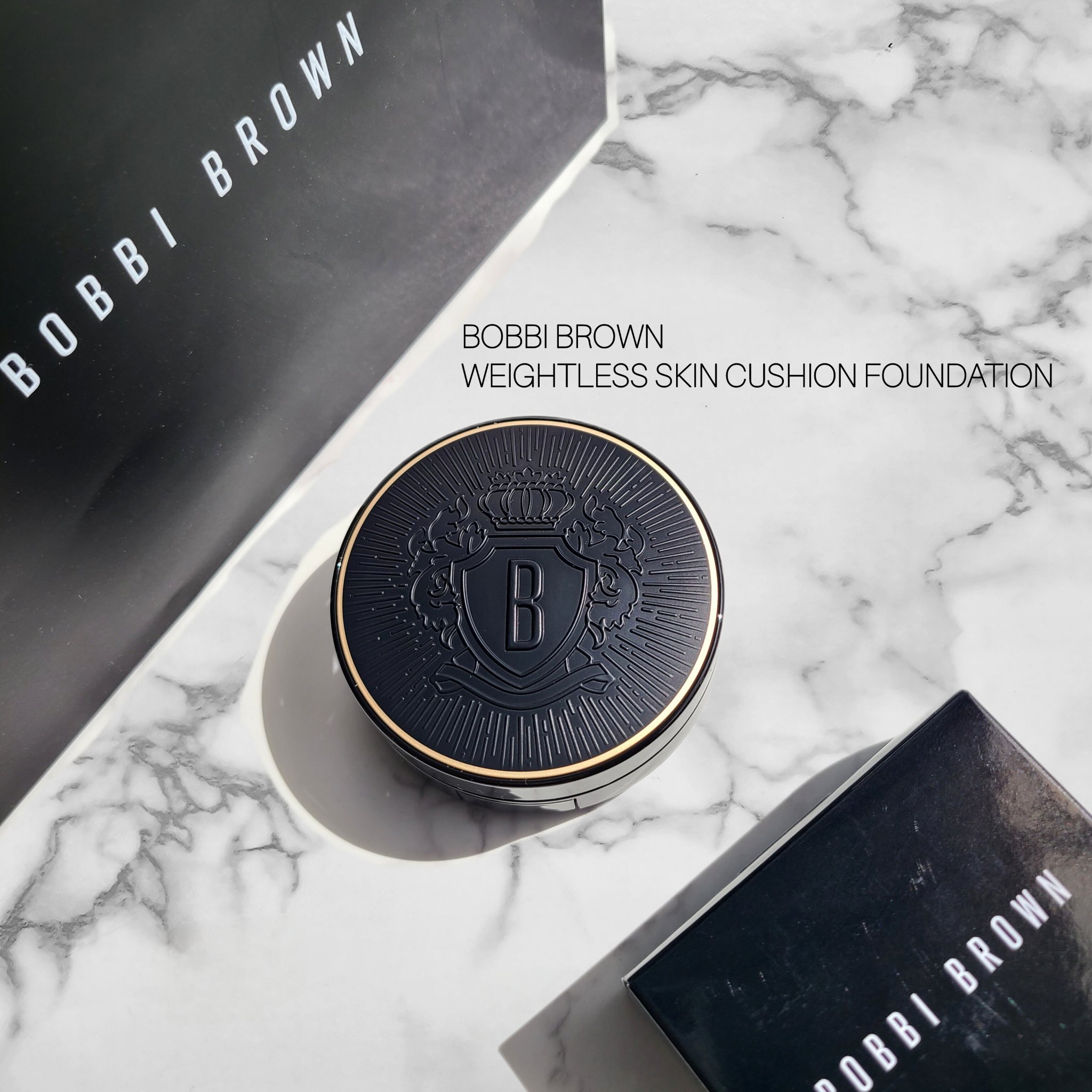 BOBBI BROWN ウェイトレス スキン クッション ファンデーション SPF 40 (PA+++)のクチコミ「発売前からパケが可愛すぎて
気になっていたファンデ💆

✅BOBBI BROWN
WEIGHT.....」（1枚目）