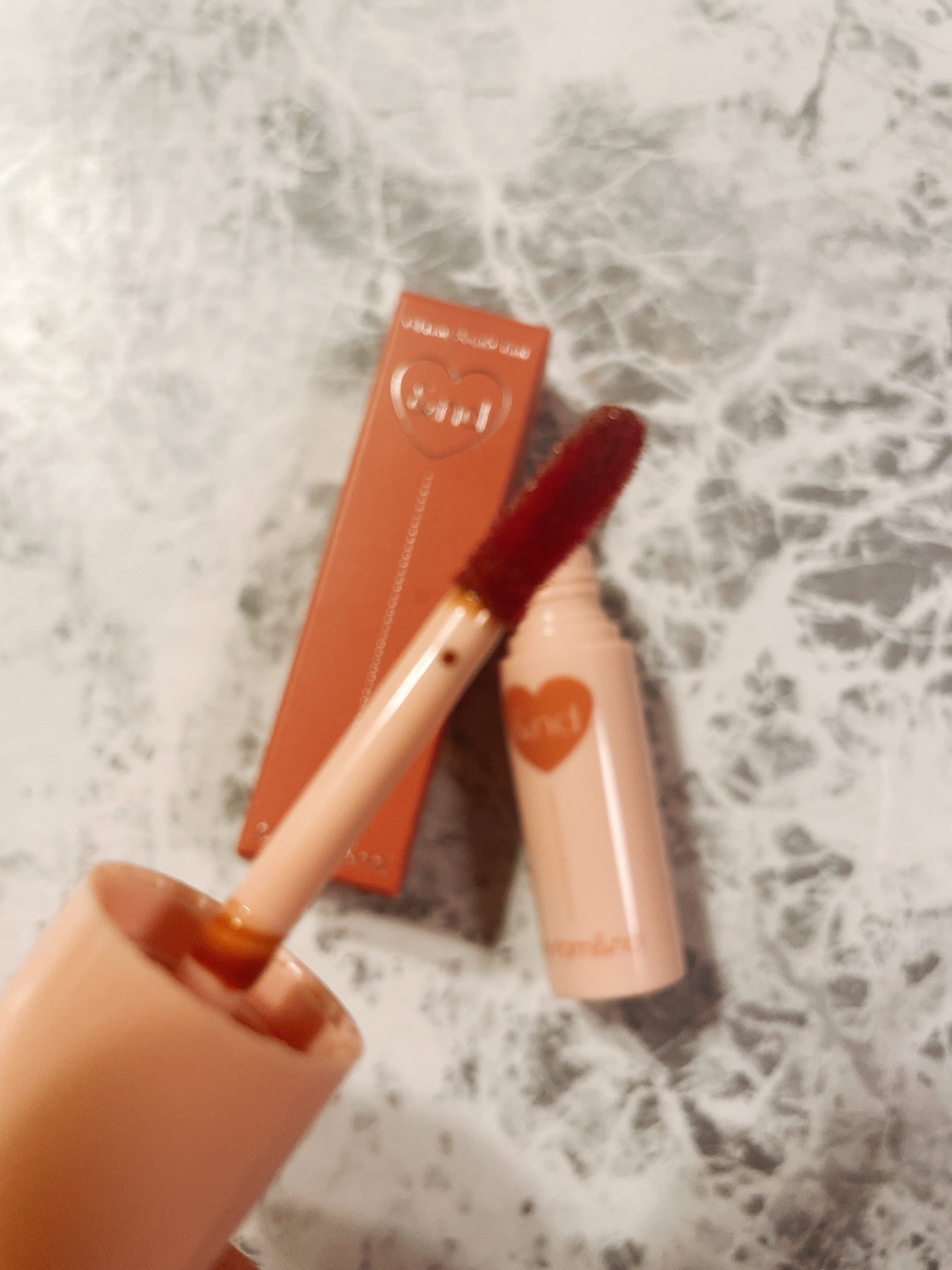 アンドバイロムアンド　グラッシーボムティント VD01 Milky cocoa/&nd by rom&nd/リップティントを使ったクチコミ（2枚目）