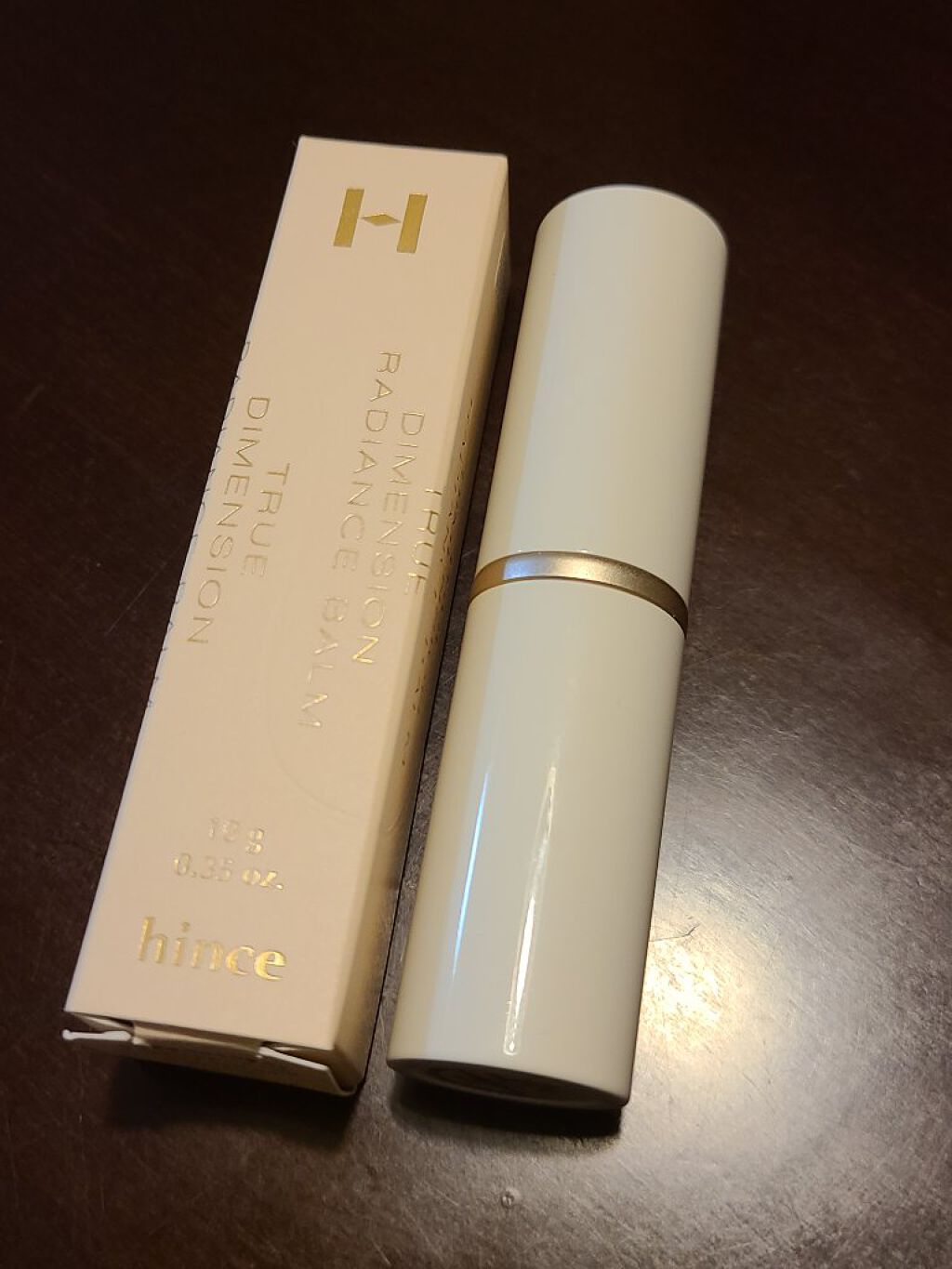 hinceのトゥルーディメンションラディアンスバーム　LT001　ライトを購入しました✨

やっと手に入れました🙌🙌
クリアとめっちゃ迷ったけど、好きなYouTuberが二人ともライトだったからライトにした！

直塗りと結構付いちゃうの