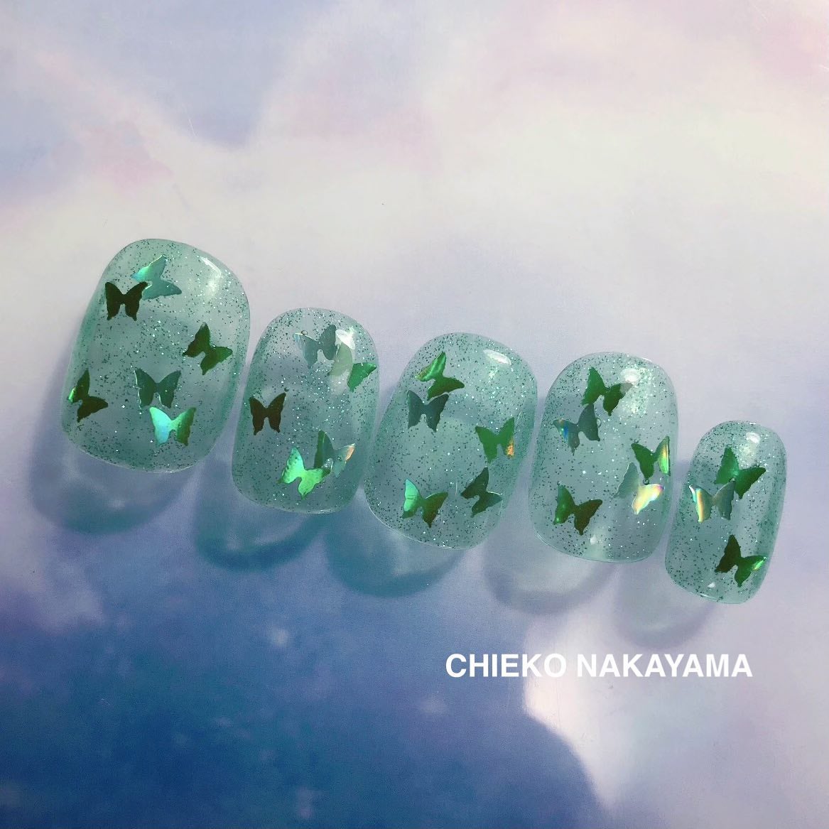 なかやまちえこ on LIPS 「🦋⠀⠀365日ネイル82日め⠀マイネイルする時にホログラムを♡..」(1枚目)