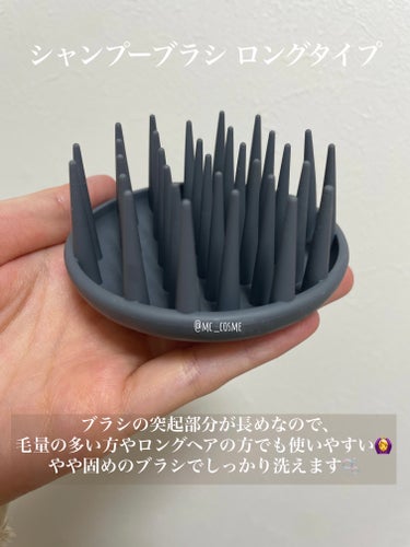 セリア シャンプーブラシのクチコミ「セリアで見つけた！
110円のシャンプーブラシ🫧🫧


頭皮までしっかり洗えるロングタイプ😊
.....」（2枚目）