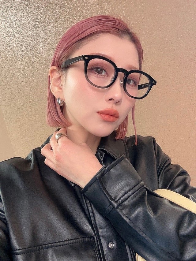 ピンク色の髪色の女性