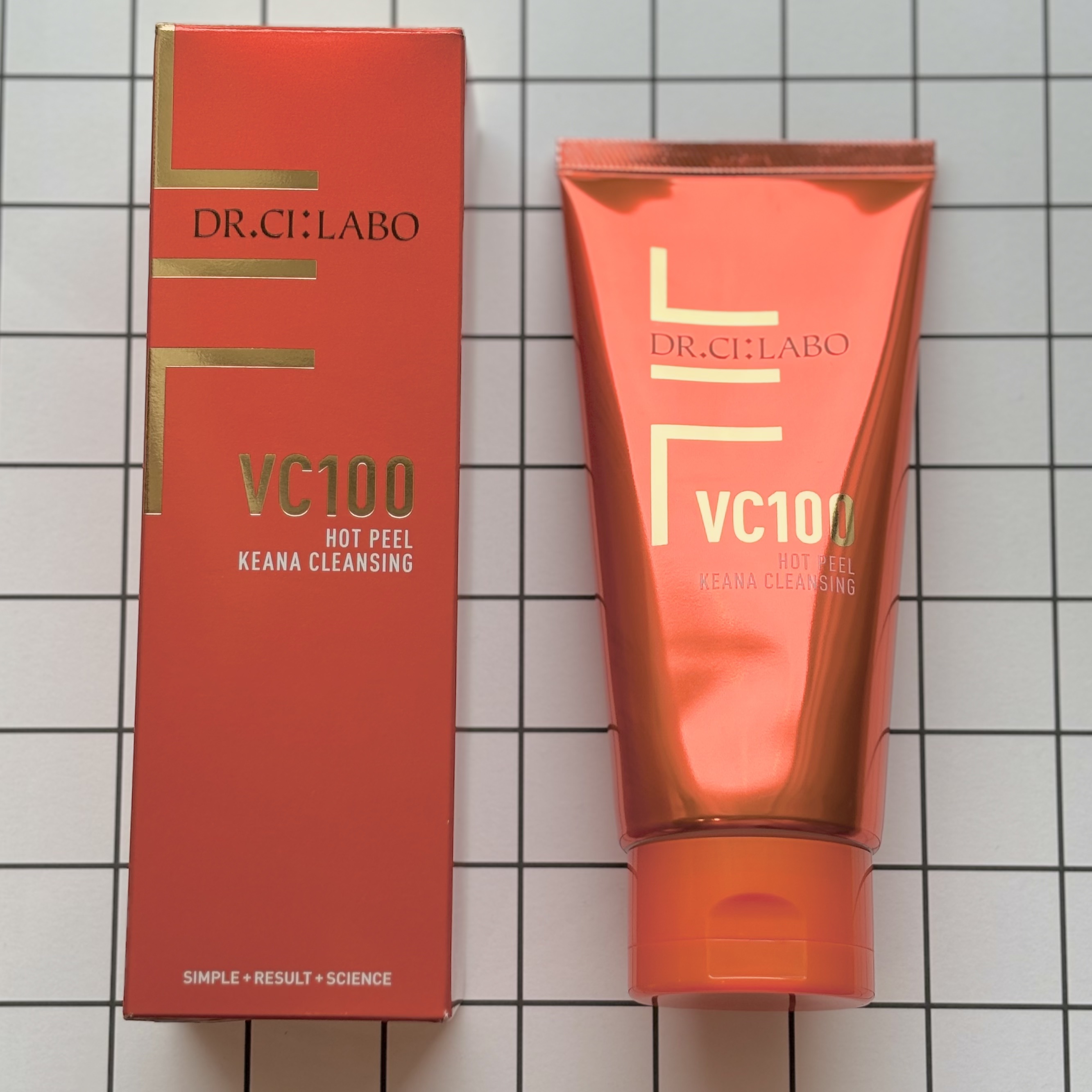 ドクターシーラボ
‎𓊆VC100ホットピールクレンジングゲルEX𓊇


ジェル状の少しとろみがある
滑らかなテクスチャー
乾いた手で肌に塗布、
程よい粘度でしっかりとした感触
肌なじみしやすいけどあまり伸びはしない感じ。

商品紹介には