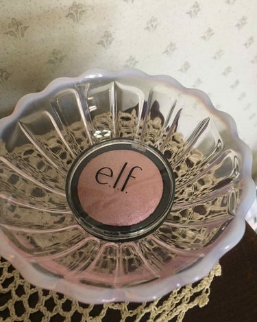 e.l.f.  baked highlighter
ベイクドハイライター  ピンクダイアモンド

ピンクのハイライター
最初は硬くてまーーったく取れなかったけど ティッシュや指でこするとブラシで取れまし