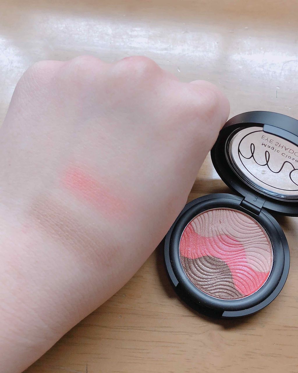 しおり on LIPS 「3coinsのアイシャドウゲット!300円のわりにとても発色が..」(2枚目)