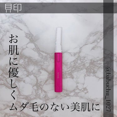 「お肌に優しくムダ毛のない美肌に」

❥貝印
❥bi-hada ompa
❥1180円


ずっと欲しいと思っていた電動剃刀を購入しました👍✨

夏本番になる前に、みんなで美肌を目指しちゃいましょう🥰



*⑅︎┈︎┈︎┈︎┈︎┈︎┈︎┈┈︎┈︎┈︎┈︎┈︎┈︎┈︎┈︎┈︎┈┈︎┈︎┈︎┈︎┈︎ ⑅︎*



✎*パケが可愛い


ピンク色の可愛いパケ🥰

キャップ付きで安全なところも◎

スタイリッシュなので収納にも困らないと思います❕






✎*コスパがいい


こちらの商品、驚異のコスパの良さなんです…

私はAmazonで購入したのですが、セット内容が、

・本体
・替刃２個
・アルカリ乾電池
・フェイス用剃刀

の豪華セット(；；)

(フェイス用剃刀というのは電動ではありませんが同じく貝印さんの商品です！)

何気にありがたいのが電池入りなこと！笑
この電池がなくなるまでにきちんと用意すればいいから、届いてすぐ使用できてよかったです✨


替の刃も付いているので、これ１セット買うだけでかなりの期間使えます.°ʚ(*´꒳`*)ɞ°.


これで1200円未満は正直バグでは？？？
と思います。貝印さんに感謝😭✨






✎*肌に優しい


パケに
「１秒間に約100回の振動により、刃がお肌に与える抵抗が少なくやさしく剃れます。」
と書いてある通り、

こちらの電動剃刀は従来の剃刀よりもお肌に優しく剃ることができます！


普通の剃刀だと肌まで削ってしまうんだそう…
美肌になるためにしているムダ毛処理が逆に肌を傷付けているのは辛いですよね。

電動の剃刀だとそれを抑えることができるんです✨

年齢やお金の関係で脱毛できない方でも、
これを使えばお肌に優しく美肌になれます💖
脱毛している人にとっても、脱毛する前の自己処理では普通の剃刀より電動剃刀の方が推奨されているんです。
こちらの商品は敏感肌の方でも使えるので、本当に全ての人にチェックして欲しいです！


加えて、こちらの商品には細かいガードが付いているので、さらに肌への負担を軽減できます✨


実際に使ってみて、剃ったあとの感覚がいつもと違ってヒリヒリしなくて、電動剃刀の効果を即実感できました‼️






✎*まあまあ剃れる


パケに
「刃先が鋭角なため、細かいうぶ毛もキャッチ。」
と書いてある通り、うぶ毛も剃ることができます。

が、個人的には仕上がりは少しムラになりやすいかなと思いました。

全ての毛を完璧に剃るにはかなり根気がいると思います。


でも安いので私は許せます😊笑

時間はかかりますが剃れないわけじゃないので丁寧に処理しようと思います〜！






✎*水洗いOK


電化製品なので心配していましたが、水洗いOKだそう🙆‍♀️

(本体全体は不可)

清潔に使うことができていいなと思いました😊






*⑅︎┈︎┈︎┈︎┈︎┈︎┈︎┈┈︎┈︎┈︎┈︎┈︎┈︎┈︎┈︎┈︎┈┈︎┈︎┈︎┈︎┈︎ ⑅︎*



✎*総合評価〖★★★★★〗

お肌にもお財布にも優しい電動剃刀でした😭✨
年齢や肌質を問わずぜひ使って欲しい商品です‼️






気になった方はぜひチェックしてみてください˙˚ʚ⸜(* ॑ ॑* )⸝ɞ˚˙
購入報告もお待ちしています💭💕



*⑅︎┈︎┈︎┈︎┈︎┈︎┈︎┈┈︎┈︎┈︎┈︎┈︎┈︎┈︎┈︎┈︎┈┈︎┈︎┈︎┈︎┈︎ ⑅︎*

︎︎︎︎☑︎Lulucos［ばぶちゅう🍼໒꒱· ﾟ］
︎︎︎︎☑︎Beauty cosme［ばぶちゅう🍼໒꒱· ﾟ］
︎︎︎︎☑︎@cosme［ばぶちゅう］
︎︎︎︎☑︎Sharee［ばぶちゅう］
︎︎︎︎☑︎Instagram［babuchu_1027］
︎︎︎︎☑︎Twitter［@babuchu_1027］

全て同じ名前＆アイコンです🍼
フォローお返ししていますのでよければ繋がってください🙌

*⑅︎┈︎┈︎┈︎┈︎┈︎┈︎┈┈︎┈︎┈︎┈︎┈︎┈︎┈︎┈︎┈︎┈┈︎┈︎┈︎┈︎┈︎ ⑅︎*



この投稿が参考になったら、♡・📎・💬・👤➕お願いします🙇‍♀️💕
(♡返し、💬返し、フォロバしてます🍼)

最後まで見ていただきありがとうございました🍼໒꒱· ﾟ

#目指せ透明感 の画像 その0