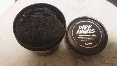 LUSHのクレイ洗顔「ブラックダイヤ」
口コミが賛否分かれる商品ですが気になったので使ってみました！

☆使用感
スクラブ感が強め。砂糖でザラザラしてるのでしっかり柔らかく水で練って優しく塗らないと肌を