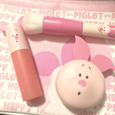 かわいすぎる！エチュードハウスXディズニーコラボ🐷
可愛くて即買いしました...
ブラシはふわふわの丸いかたちで使いやすいです！
リップはセミマットの仕上がりです、グロスよりはリキットリップスティックか