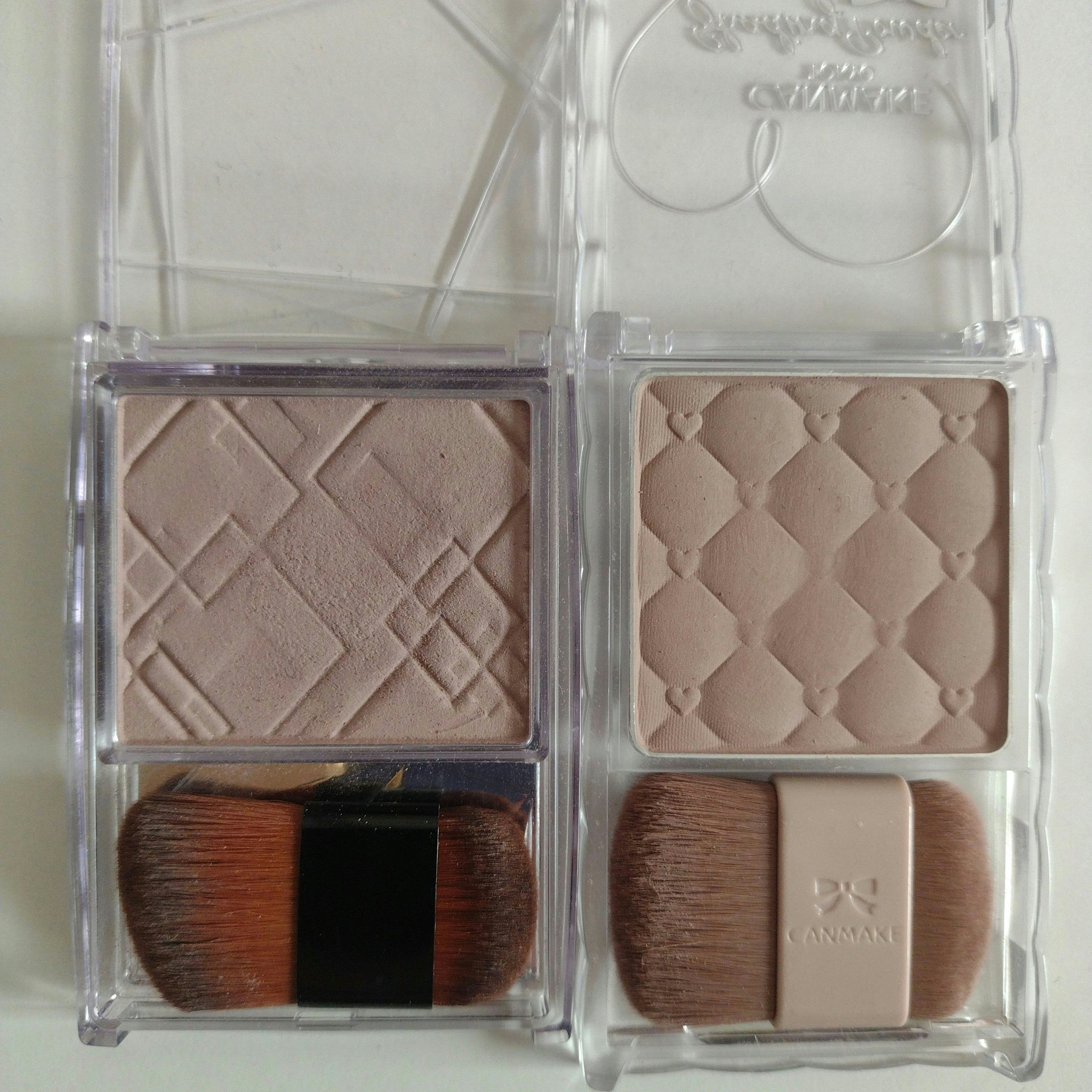 ブルベ向けのシェーディングパウダーセザンヌとキャンメイク買ってみました。
左がセザンヌの02クールトーン、右がキャンメイクの04アイスグレーブラウンです。
2つともダブルエンドブラシがついていて、フェイスラインと鼻筋と使い分ける事ができます